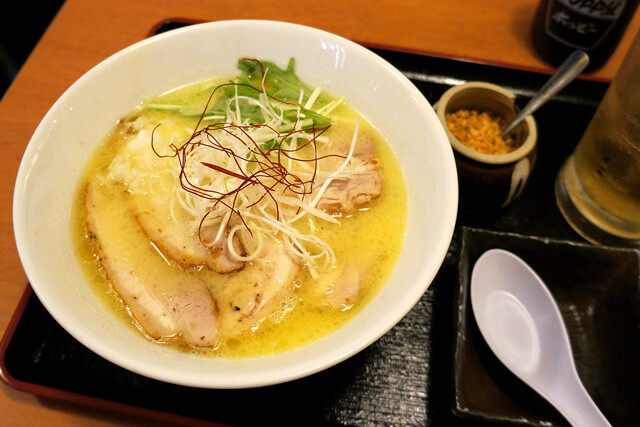 【鶏白湯ラーメン】焼鳥屋の鶏白湯ラーメンにはずれなし! の説をまた強く確信した、東林間の酒場で出会った極上の一杯:パリッコ『今週のハマりめし』第257回